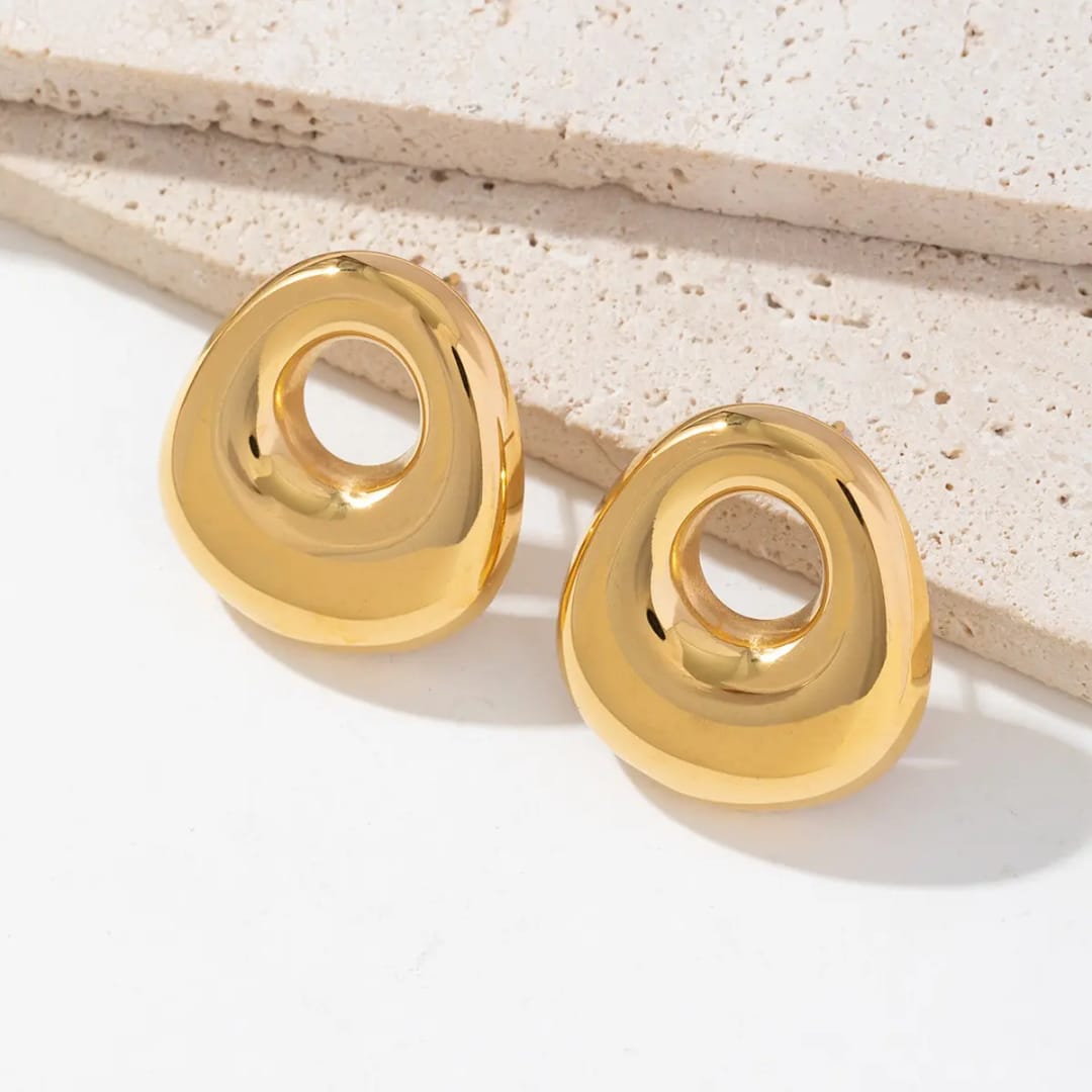 Trendy 18K Hoop Earrings - Image 3